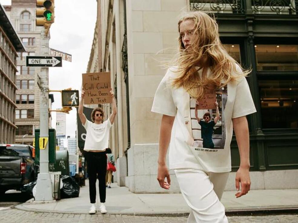 El tío del cartel: el chico más famoso y reivindicativo de Instagram se convierte en protagonista de una colección de camisetas de Zara