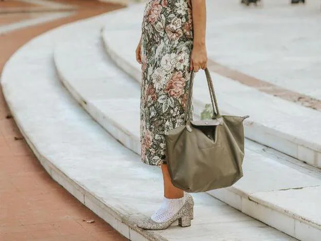 Este bolso de Sfera que pega con todo parece lujo y es para tus looks de diario de primavera y verano |