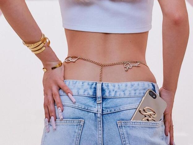 Estos pantalones vaqueros de Bershka tan sexys se convierten en shorts para que puedas usarlos tanto en verano como en invierno