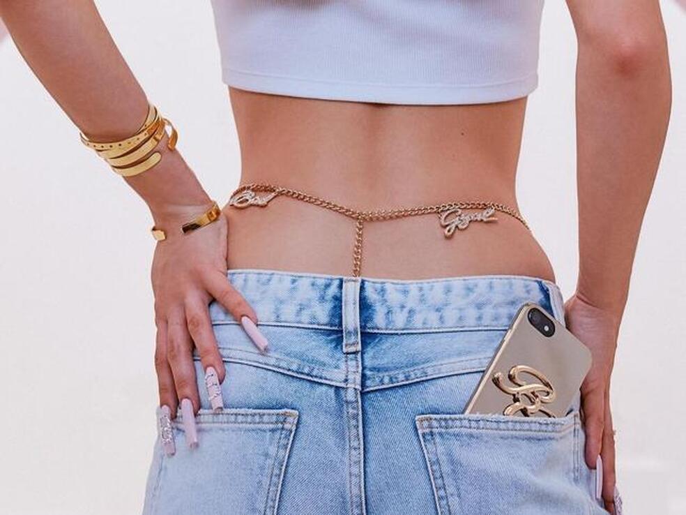 Estos pantalones vaqueros de Bershka tan sexys se convierten en shorts para que puedas usarlos tanto en verano como en invierno