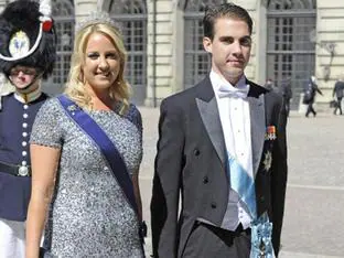 El sobrino de la reina Sofía se casa dos veces mientras su sobrina lleva dos años esperando… ¿Qué está pasando con las bodas de la familia real griega?