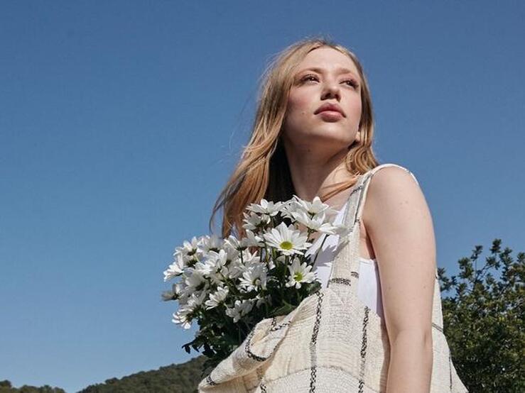 Shopper y con estampado de flores: el bolso que vas a llevar a todas partes esta temporada es pura primavera