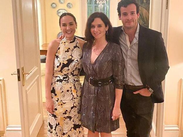 La foto de Tamara Falcó e Isabel Díaz Ayuso de la que todo el mundo habla: el duelo de estilo en casa de Isabel Preysler que arrasa en Instagram