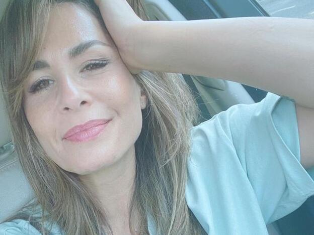 La camisa blanca más original que rejuvenece cualquier look básico es esta tan bonita que tiene Nuria Roca