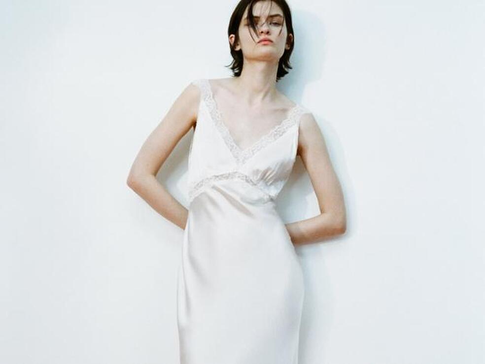 Hay un vestido blanco de seda en Zara que se convertirá en el mejor aliado de las novias informales de este verano (y solo cuesta 100 euros)