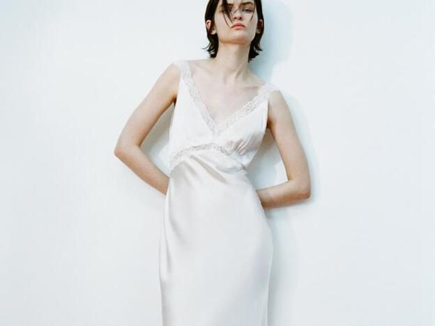 Hay un vestido blanco de seda en Zara que se convertirá en el mejor aliado de las novias informales de este verano (y solo cuesta 100 euros)