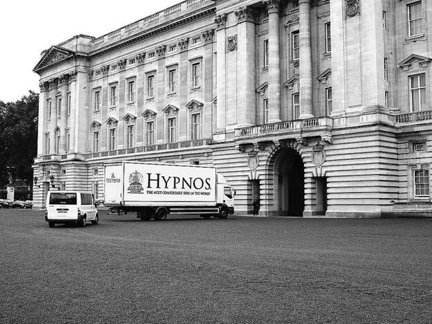 Un camión de Hynos entrando en el Buckingham.