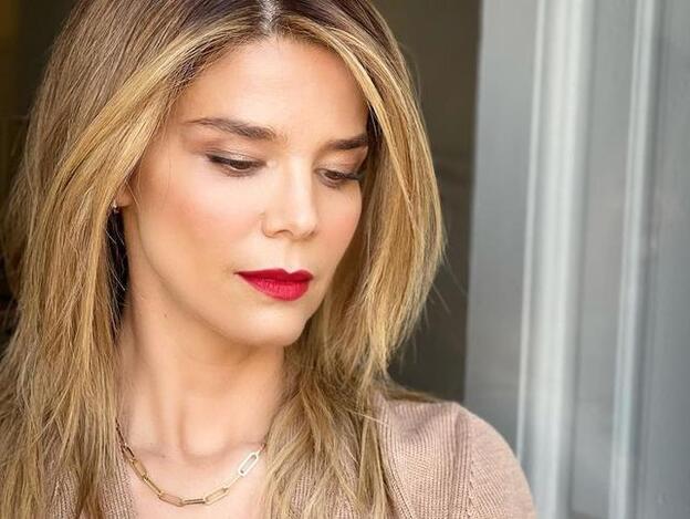 Juana Acosta ha llevado el vestido negro mini que mejor queda con sandalias y cuñas en un look que rejuvenece a los 40