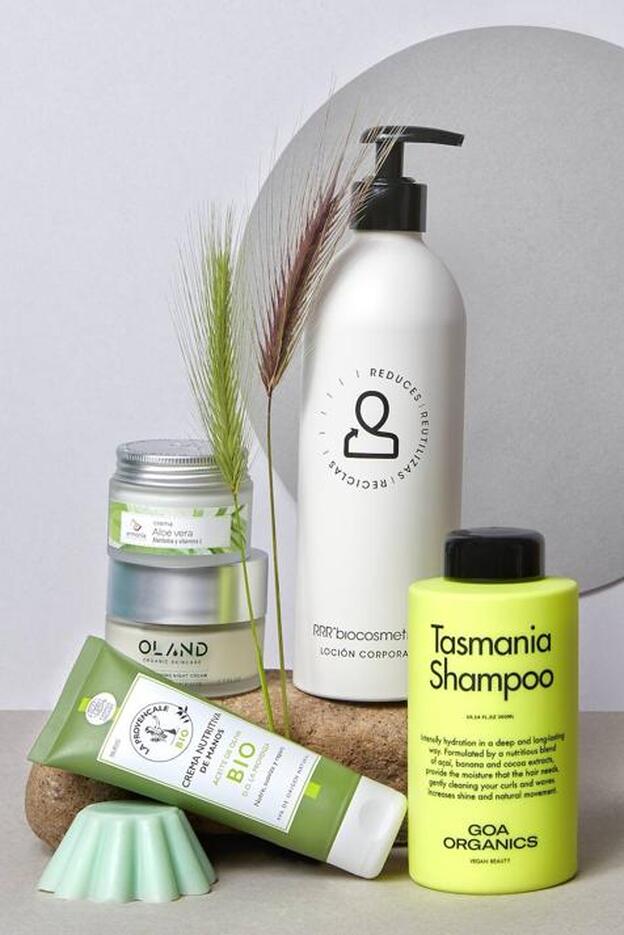 ARMONÍA COSMÉTICA NATURAL. Crema hidratante con aloe vera (15,90€). OLAND. Conditioning night cream (65€). RRRBIOCOSMETICS. Loción corporal hidratante (16,95€). LA PROVENÇALE BIO. Crema de manos nutritiva con aceite de oliva (4,95€). GOA ORGANICS. Tasmania Loop Shampoo (28,95€).