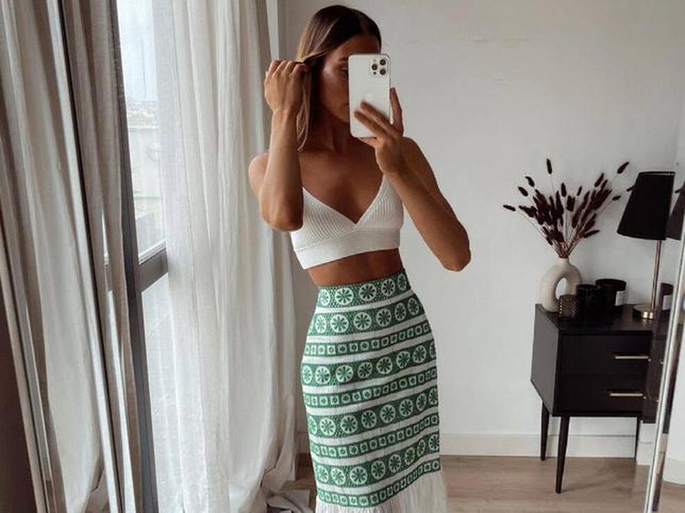 Esta falda midi bordada está casi agotada en Zara porque queda genial con sandalias a cualquier edad