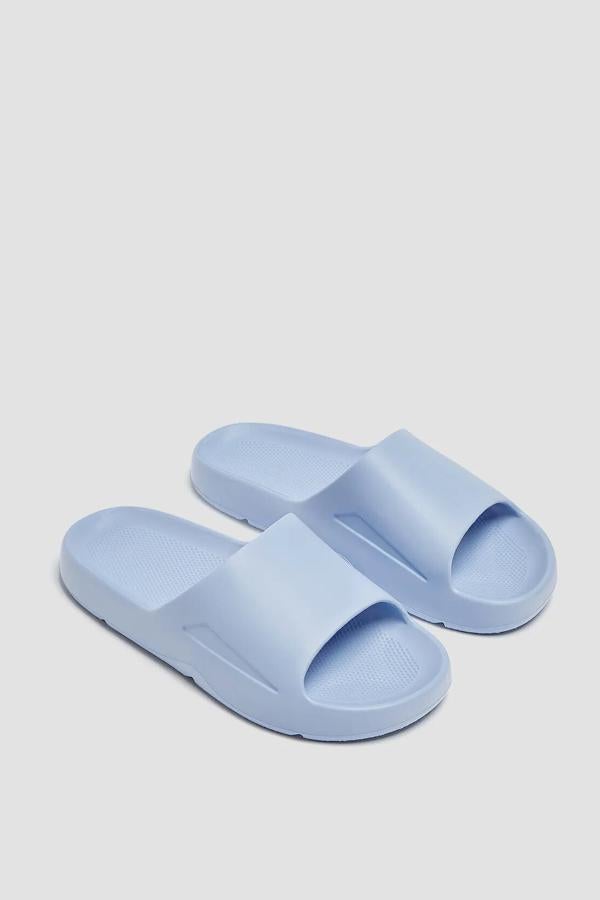 Cuñas, sandalias o deportivas: Pull & Bear nos propone los zapatos más cómodos, combinables y baratos de este verano