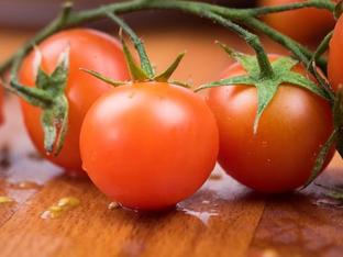 Los cinco alimentos top en vitamina C: de la guayaba al tomate