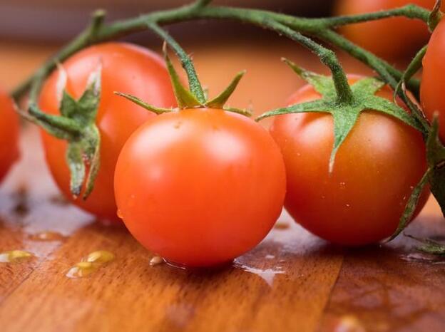 Los cinco alimentos top en vitamina C: de la guayaba al tomate