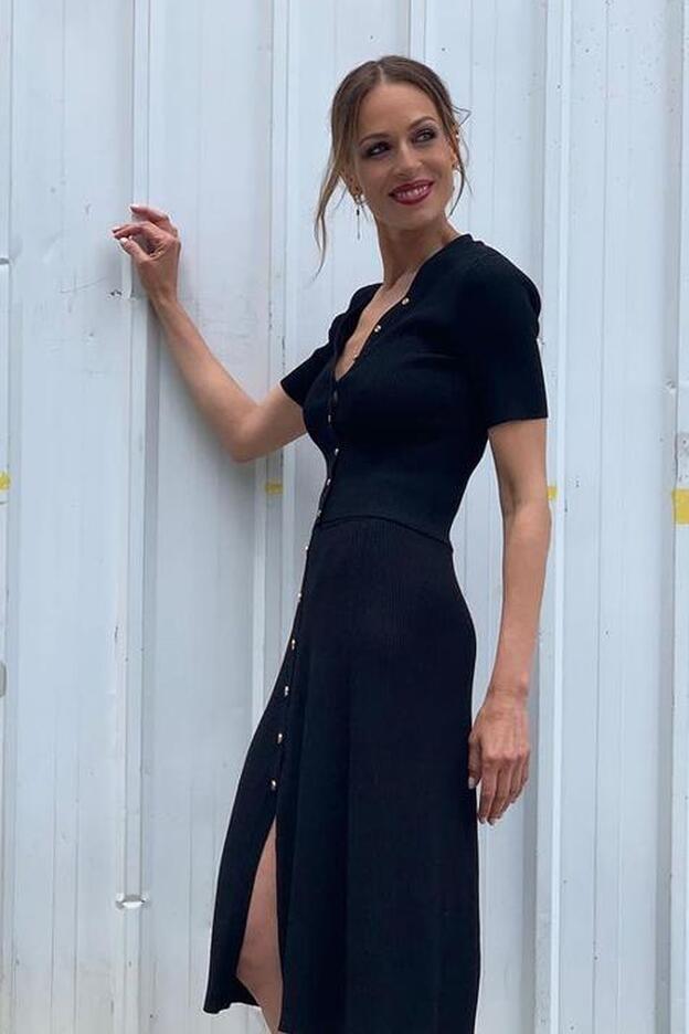 ¿Sí o no al color negro en verano? Eva González tiene el look total black con falda midi y top que más favorece, hace tipazo y quita años a los 40
