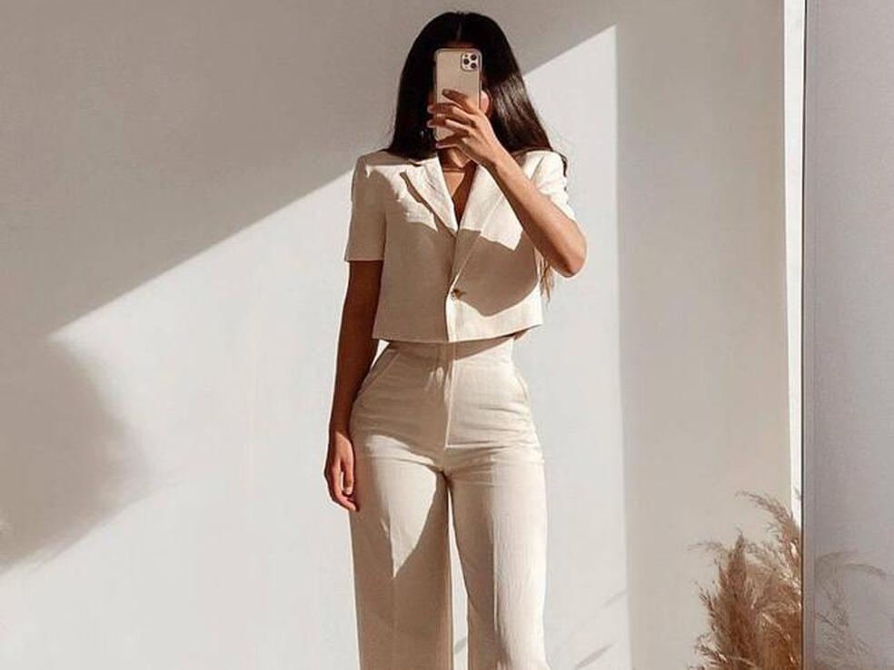 Esta blazer corta de Zara es uno de los grandes éxitos de la temporada y hemos encontrado dos formas de combinarla para crear diferentes looks