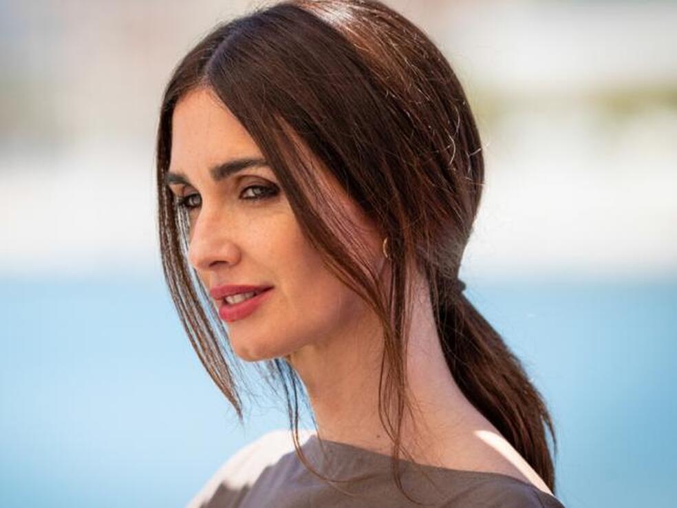 Paz Vega ha llevado la coleta baja con raya en medio más favorecedora y fresquita del verano y la vamos a copiar porque rejuvenece y es muy fácil de hacer