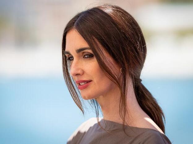 Paz Vega ha llevado la coleta baja con raya en medio más favorecedora y fresquita del verano y la vamos a copiar porque rejuvenece y es muy fácil de hacer