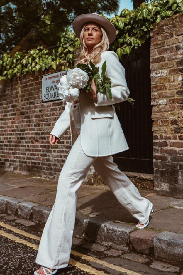 Este es el look más cool del mes y nos lo pondríamos hasta para casarnos, sobre todo por que los vaqueros son de H&M y cuestan menos de 30 euros