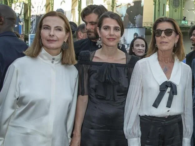 Carole Bouquet, Carlota Casiraghi y Carolina de Mónaco en los desfiles de París.