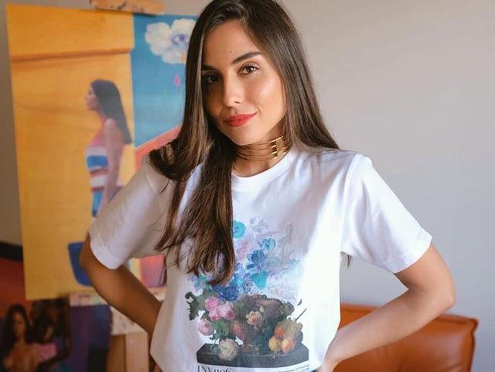 Solo necesitas una camiseta blanca y un pañuelo para conseguir tres tops muy originales para el verano, palabra de influencer