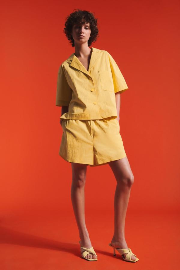 Las sandalias plisadas, que triunfarán los próximos meses, han aterrizado en Zara (llegan en 4 colores y cuestan 30 euros)