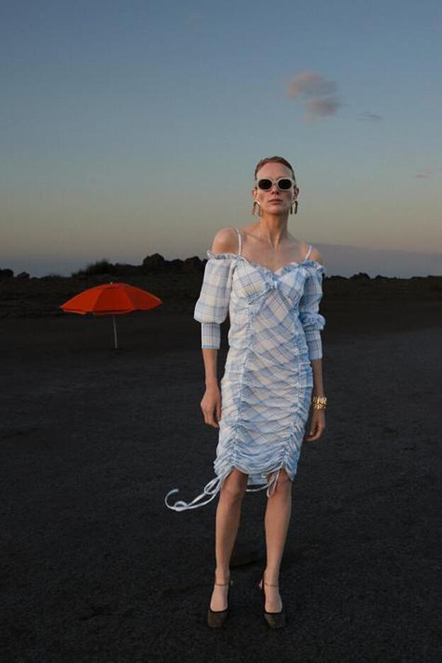 El vestido fruncido con escote barco más bonito y que mejor sienta está en Uterqüe y a ti también te va a enamorar