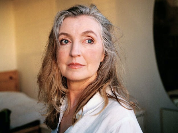 La nueva Cenicienta de Rebecca Solnit, la ensayista pop que supo señalar por qué los hombres nos explican cosas todo el rato