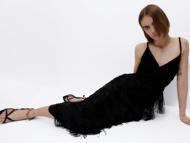 El vestido que necesitas para tus noches de verano está en Uterqüe porque es súper elegante, sienta como un guante, estiliza y hace que parezcas más alta