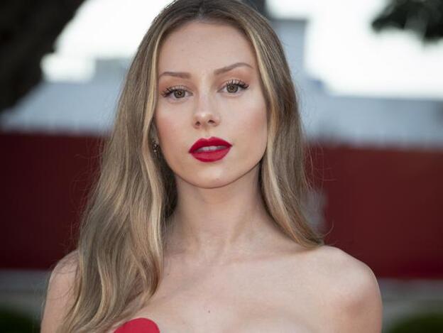 Las mechas rubias de Ester Expósito son perfectas para pasar de morena a rubia con un cambio de look iluminador perfecto para verano