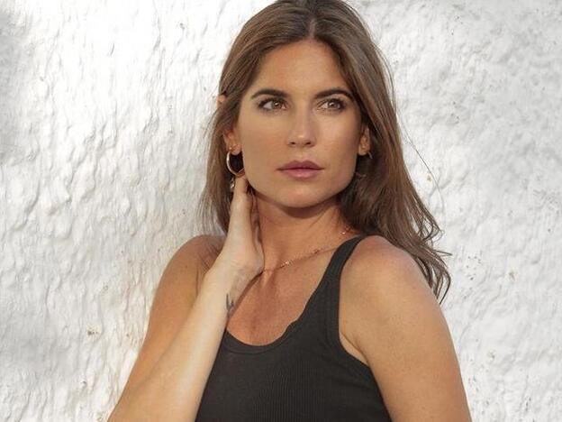 Falda midi y top de volantes, el look de invitada perfecta más especial lo ha llevado Lourdes Montes (y es made in Spain)