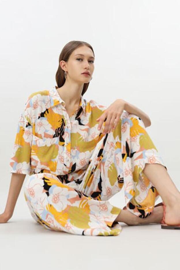 Cómodo y fresquito, este conjunto de pantalón culotte y camisa de Lefties, disponible en cuatro estampados y súper barato será tu mejor aliado este verano