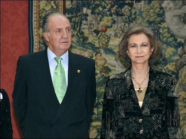 Doña Sofía y don Juan Carlos de Borbón: ¿por qué no firman el divorcio los padres de Felipe VI (si es evidente que ya no están juntos, no viven en el mismo país y las infidelidades de él son públicas)?