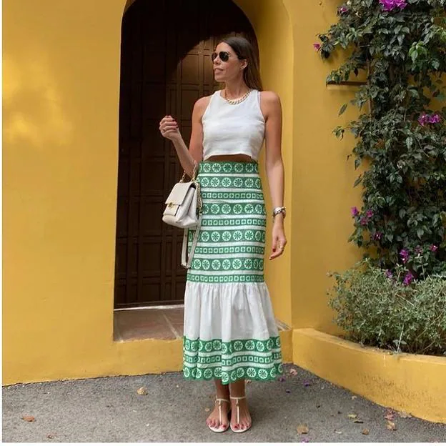 Esta falda midi Zara tan bonita y original que está arrasando en Instagram es el nuevo imprescindible de temporada | Mujer Hoy