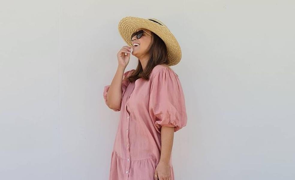 Sandalias planas y vestido midi camisero, el look de Mango súper low cost que rejuvenece a los 40