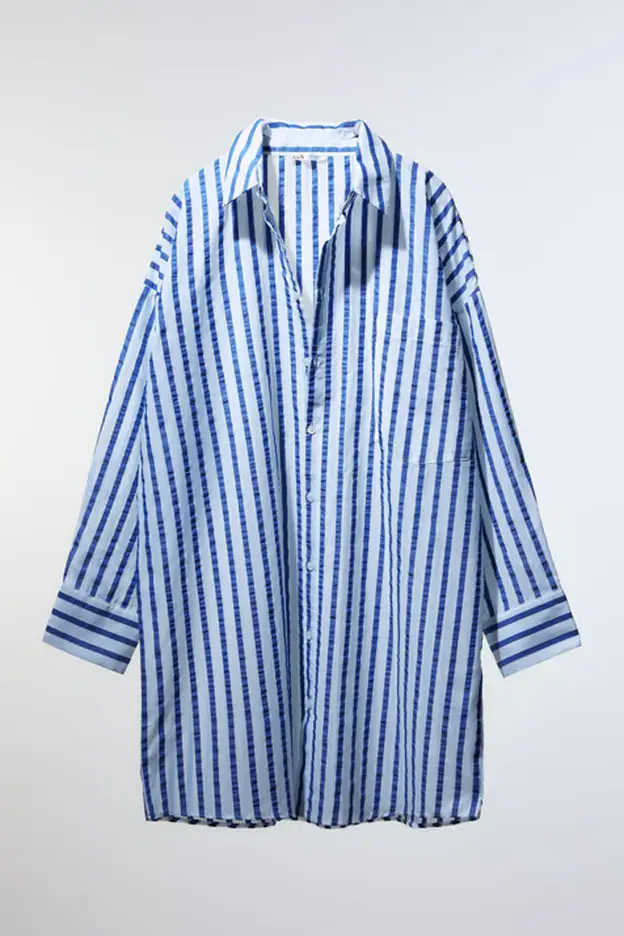 Camisa de rayas blancas y azules de la nueva colección de Zara.