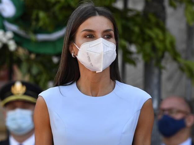 El precioso jersey de rayas con vaqueros de la reina Letizia (en su salida secreta a comprar comida bio) que hemos encontrado en Berhska en versión low cost