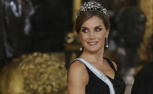 Los tres vestidos de fiesta más espectaculares de la Reina Letizia que podría llevar esta noche en su primera cena de gala después de la pandemia