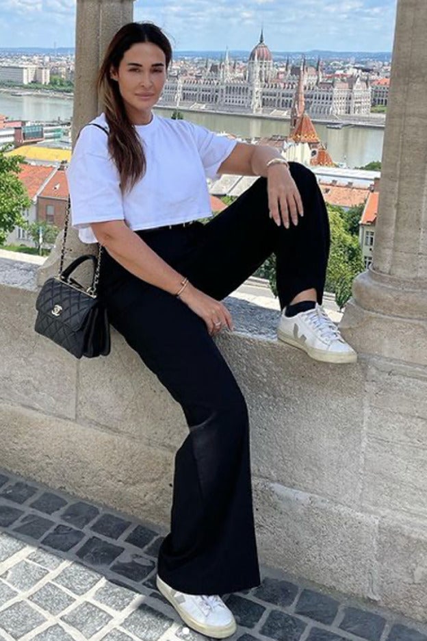 El poder infinito de los vaqueros negros: Vicky Martín Berrocal demuestra cómo estilizan, alargan la pierna y favorecen las curvas las perneras flare (localizadas low cost)