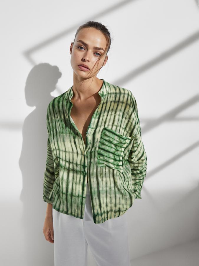 Massimo Dutti se suma a la fiebre por el favorecedor verde con una colección en la que vas a encontrar de todo para ir a la última 