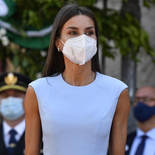 De su icónico Felipe Varela rojo al inesperado vestido de perlas con aberturas de Ana Locking: Pincha en la imagen para ver todos los looks de gala de Doña Letizia que le han restado años (y nos han enamorado).