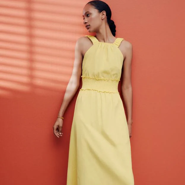 Tres vestidos amarillos de Zara, prácticos y ponibles, que alegran cualquier look de diario con | Mujer Hoy