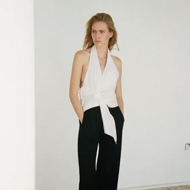 El top halter perfecto para tus looks con faldas y pantalones está en Zara y es el que mejor sienta