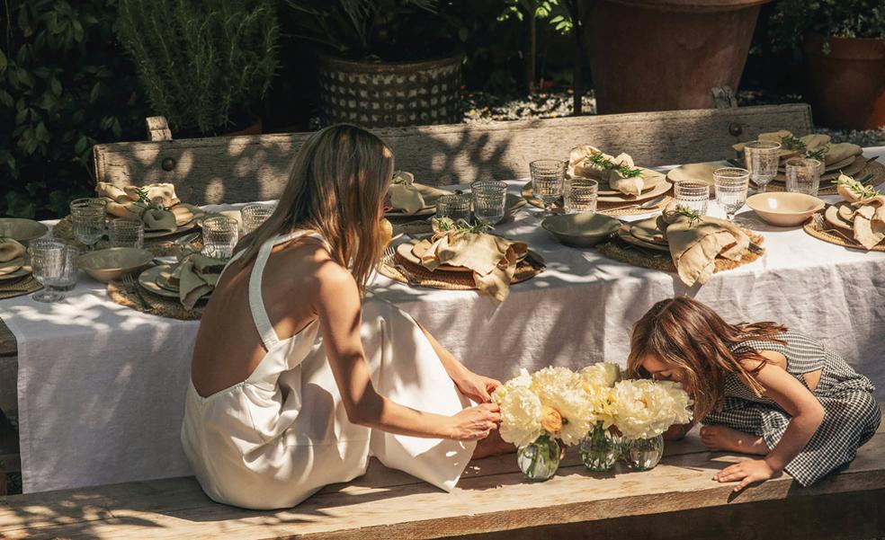 Cómo decorar con flores los jarrones que conquistan las mesas de verano