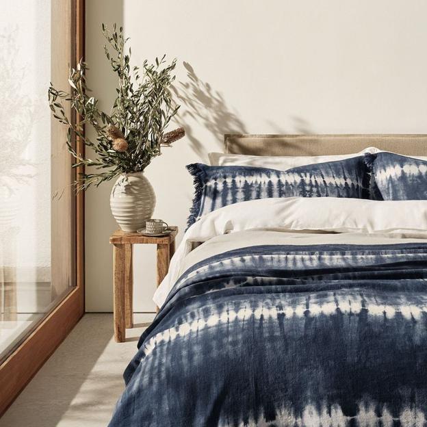 Dormitorio con ropa de cama en azul y blanco de H&M Home.