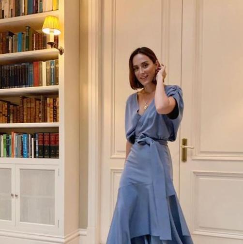 Tamara Falcó en 'Villa Meon' con vestido largo en azul./Instagram