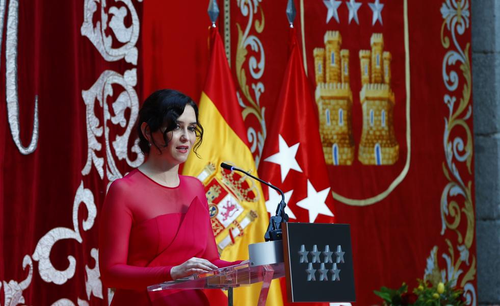 Isabel Díaz Ayuso se viste de Vicky Martín Berrocal con un vestido de invitada perfecto que sienta de maravilla