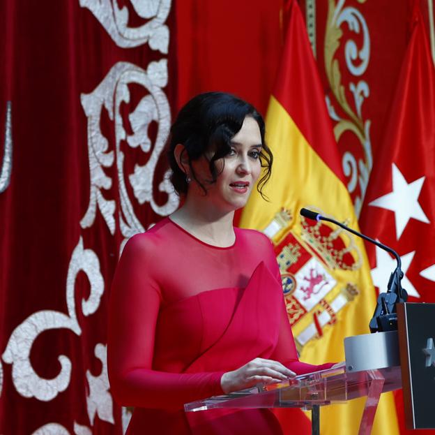 Isabel Díaz Ayuso se viste de Vicky Martín Berrocal con un vestido de invitada perfecto que sienta de maravilla