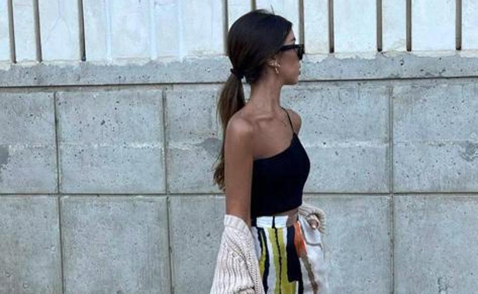 Top asimétrico y sandalias de tacón: así combinan las influencers el pantalón estampado que triunfa esta temporada