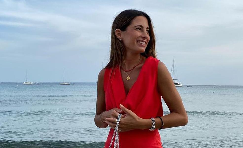 Con este conjunto rojo de Zara de falda y blusa original serás las mejor vestida del verano por lo favorecedor que es y porque queda ideal con sandalias planas