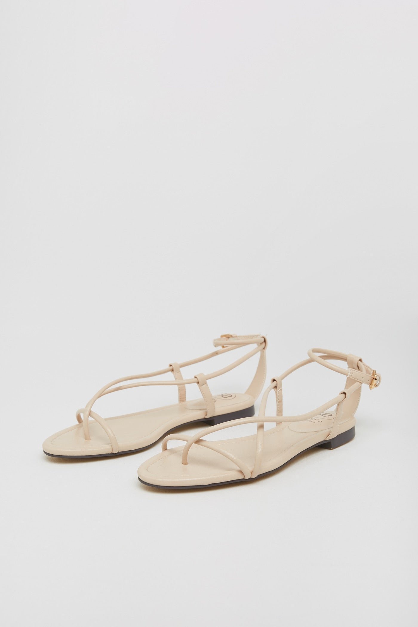 Ficha las sandalias planas de las rebajas de Sfera que son súper tendencia y cuestan menos de 15 euros